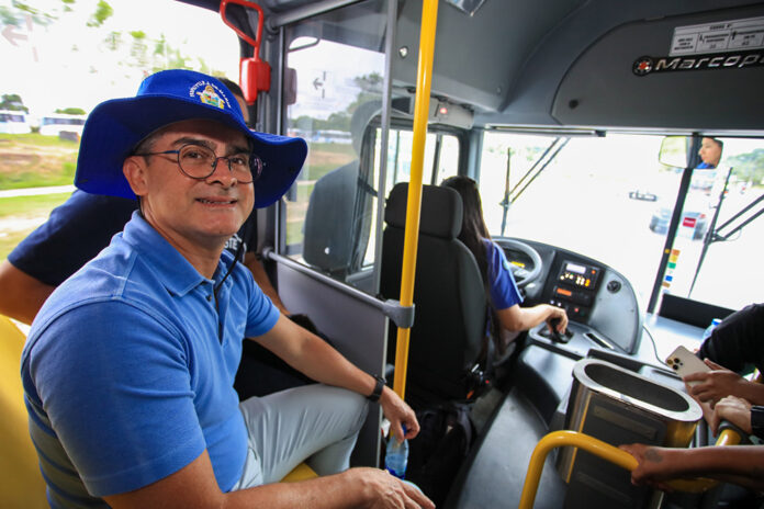 David-Almeida-entrega-novos-onibus-2