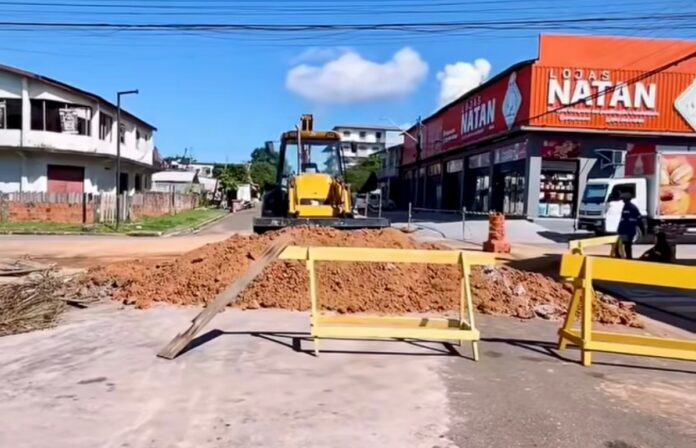 Prefeitura-de-Itacoatiara-substitui-rede-de-bueiro-e-libera-transito-na-rua-Adolfo-Olimpio-1
