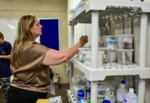 Posto de saúde no Sambódromo de Manaus atende seis pessoas no primeiro dia de desfiles