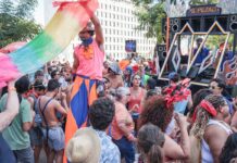 Bloco Aparelhinho celebra 15 anos de carnaval de rua em Brasília com som eletrônico e ocupação democrática