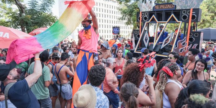 Bloco Aparelhinho celebra 15 anos de carnaval de rua em Brasília com som eletrônico e ocupação democrática