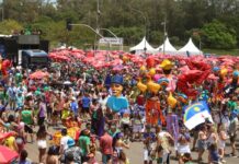 Pabllo Vittar e grupo de K-Pop Nmixx arrastam multidão em bloco de Carnaval em São Paulo