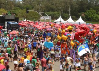 Pabllo Vittar e grupo de K-Pop Nmixx arrastam multidão em bloco de Carnaval em São Paulo