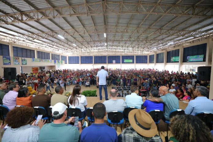 Wilson Lima amplia ações sociais e inaugura fábrica de gelo no Careiro Castanho