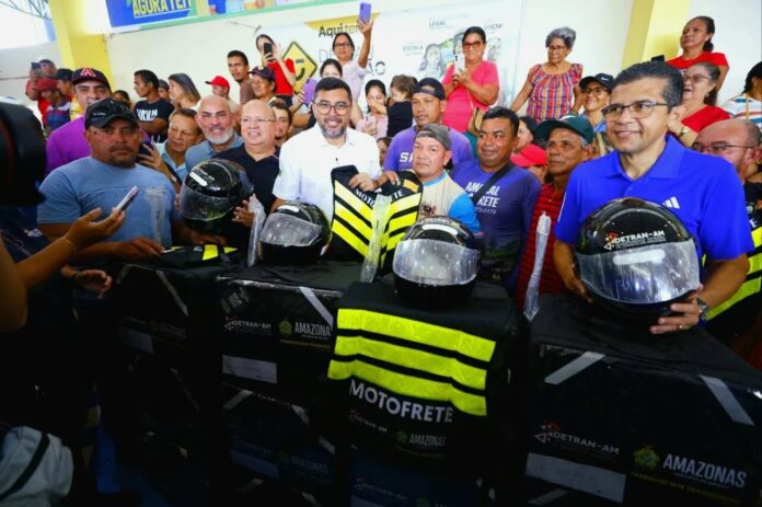 Detran-AM entrega 12 kits de segurança para motofretistas em Manaquiri