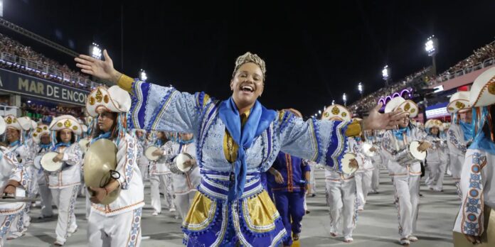Nova geração de mestras de bateria impulsiona diversidade no carnaval do Rio