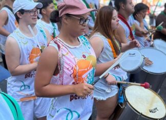 Bloco Percussomos do Amor encerra o carnaval de Niterói com foco em inclusão e protagonismo de pessoas com deficiência