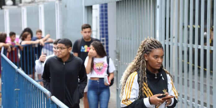 Estudantes pré-selecionados no Fies 2026 têm prazo final nesta terça para complementar inscrição