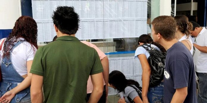 Cursinhos populares podem se inscrever na rede do MEC até 27 de outubro para apoio em 2026