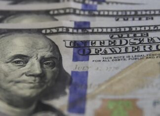 Dólar cai para R$ 5,12 e atinge menor valor em 21 meses em dia favorável a emergentes