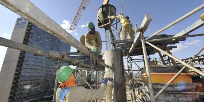 Mercado mantém projeções para PIB e inflação em 2026; juros básicos tendem a cair