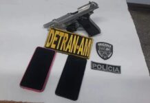 Detran-AM apreende simulacro de arma e celular roubado com motociclistas em Manaus