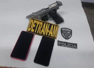 Detran-AM apreende simulacro de arma e celular roubado com motociclistas em Manaus