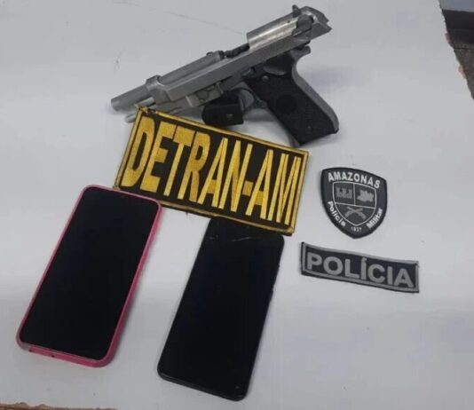 Detran-AM apreende simulacro de arma e celular roubado com motociclistas em Manaus