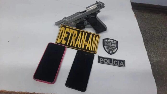 Detran-AM apreende simulacro de arma e celular roubado com motociclistas em Manaus
