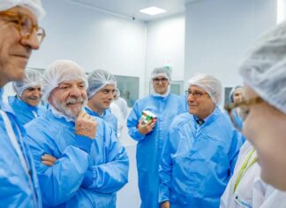 Lula visita fábrica em Valinhos que produz 19 milhões de produtos para o SUS