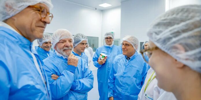 Lula visita fábrica em Valinhos que produz 19 milhões de produtos para o SUS
