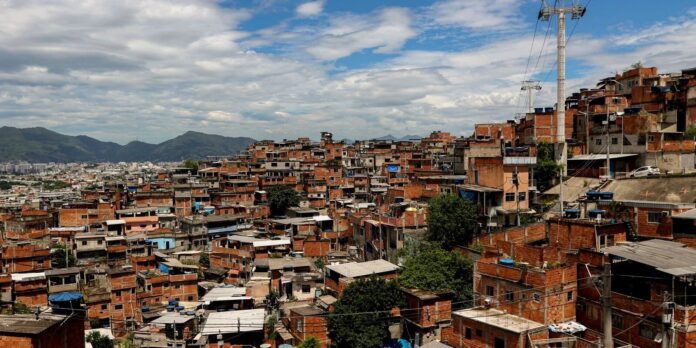 Área de favelas no Brasil quase triplica em 40 anos, com foco em regiões metropolitanas