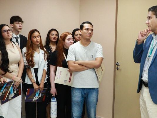 Câmara Municipal de Manaus recebe universitários em visita técnica educativa