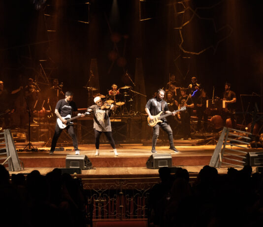 Sucesso de público, ‘Symphony of Chaos II: Adagio’ estreia com casa cheia no Teatro Amazonas e retorna nesta quinta-feira.