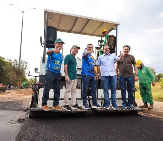 Governador Roberto Cidade fiscaliza obras de pavimentação em Manicoré