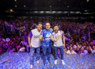 Lançamento de Carlinhos e Saimon Bessa reúne mais de 8 mil pessoas e demonstra força política em Manaus Roberto Cidade, Carlinhos e Saimon Bessa.