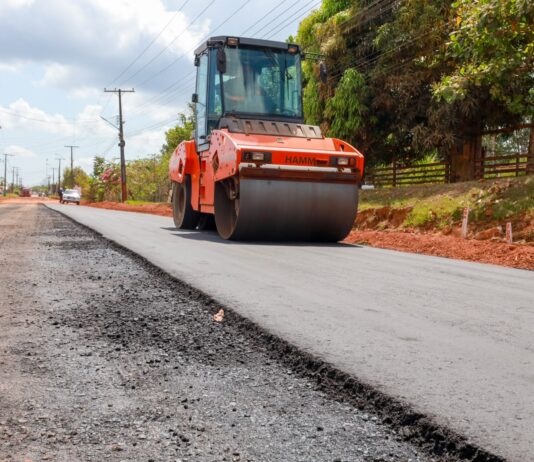Roberto Cidade acompanha o andamento das obras de pavimentação em Autazes