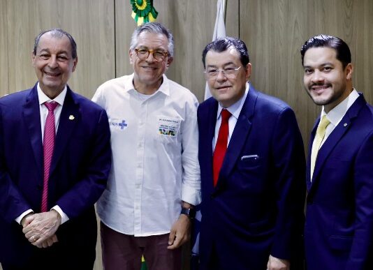 Governador eleito Omar Aziz discute ações emergenciais para a saúde do Amazonas com ministro Padilha em Brasília